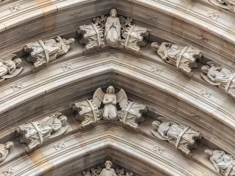 Detalle de esculturas en el pórtico gótico de la Catedral de Barcelona