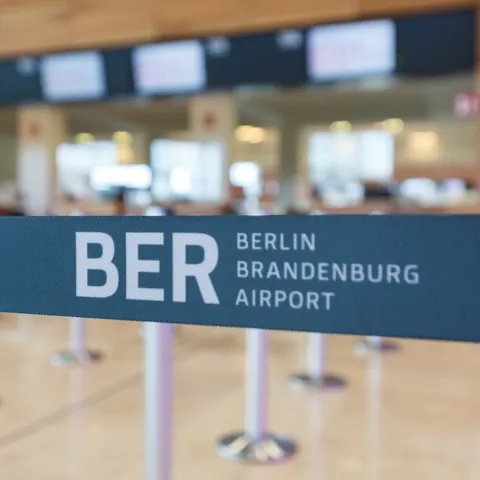 Cinta de control de paso con el texto BER berlin brandenburg airport