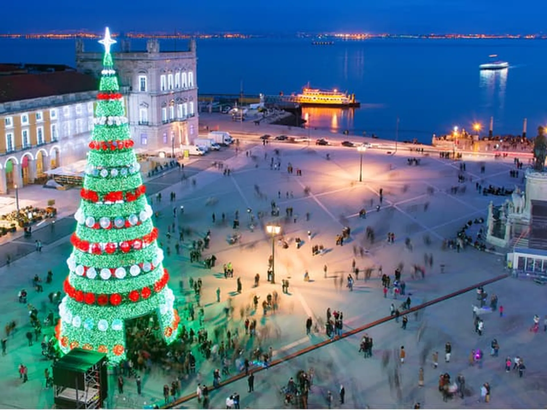 Árbol de Navidad en la plaza del comercio en Lisboa- Qué hacer en invierno-Guía de viajes Buendía Tours