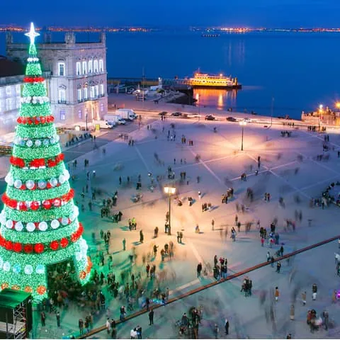 Árbol de Navidad en la plaza del comercio en Lisboa- Qué hacer en invierno-Guía de viajes Buendía Tours