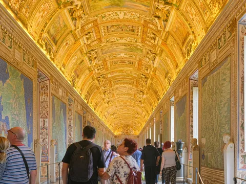 Turistas admirando los frescos de la Galería de los Mapas en el Vaticano