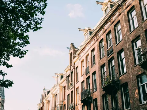 Fachada de edificios tradicionales de ladrillo en Ámsterdam