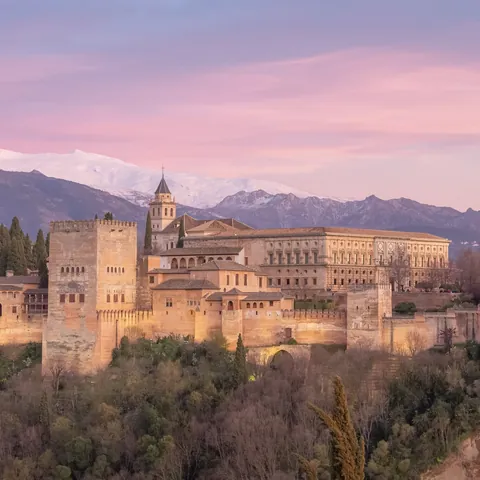 La Alhambra y Sierra Nevada al atardecer en Granada, España