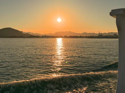 Paseo en barco por la bahía de Alcúdia al atardecer