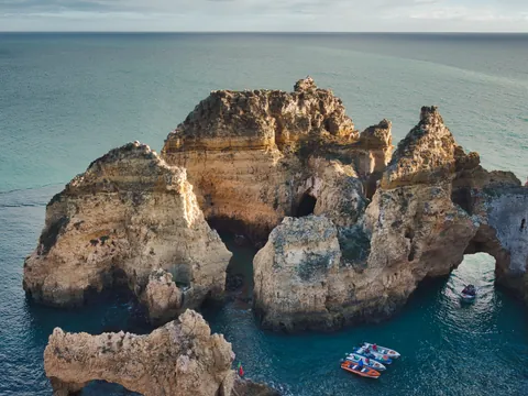 Vista aérea de Ponta da Piedade en Lagos, Portugal
