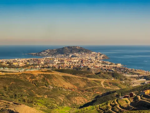 Vista panorámica de la ciudad de Ceuta junto al mar Mediterráneo