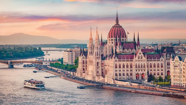 Paseo en barco al atardecer por el Danubio, Budapest, Hungría