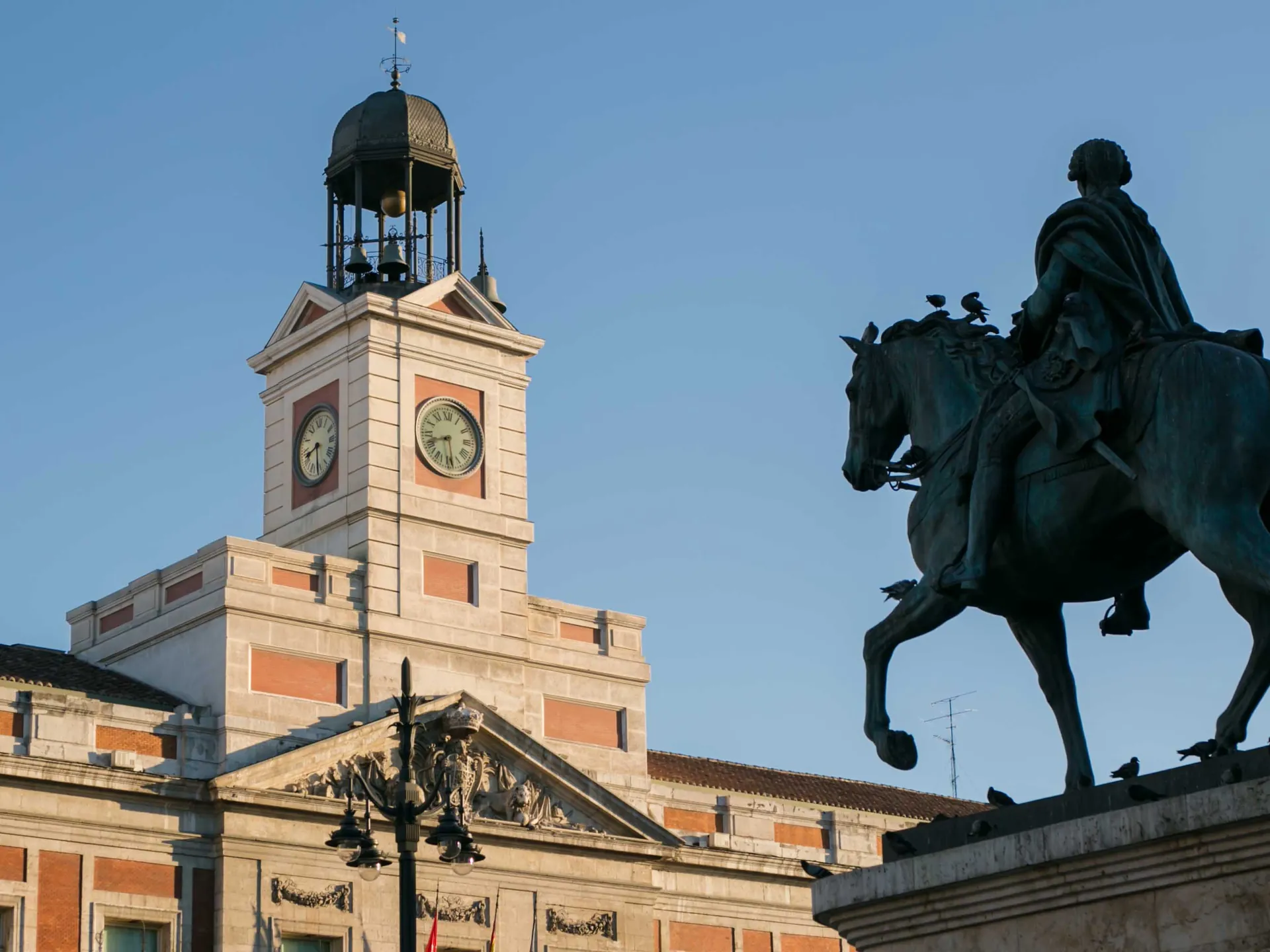 Estatua Carlos III y Casa de Correos - Puerta del Sol - Qué ver en Madrid - Guía de viaje Madrid - Buendía Tours