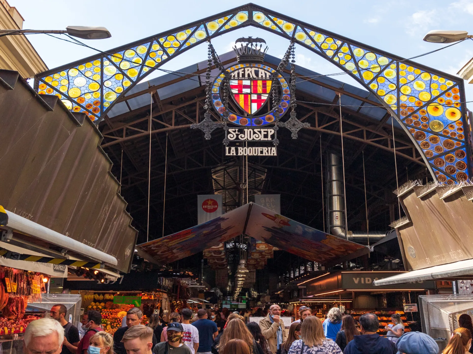 Vista de la entrada al Mercado de La Boquería - Mercado de La Boquería de Barcelona - Qué ver en Barcelona - Guía de Viajes Barcelona - Buendía Tours