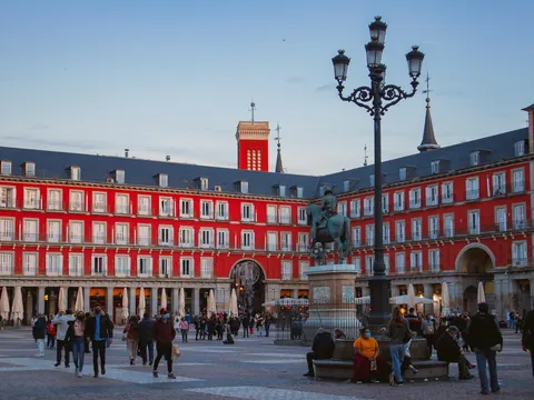 Atardecer en la Plaza Mayor de Madrid y estatua de Felipe III