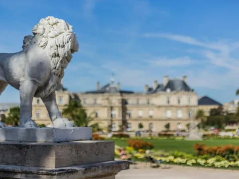 Escultura de león en los Jardines de Luxemburgo, París