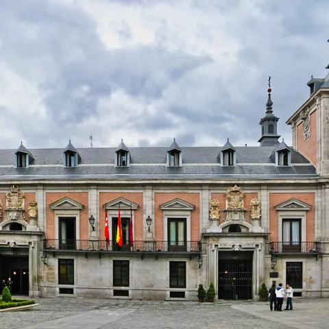Fachada del antiguo ayuntamiento de Madrid en Plaza de la Villa  - Qué ver en Madrid - Guía de viaje Madrid - Buendía Tours