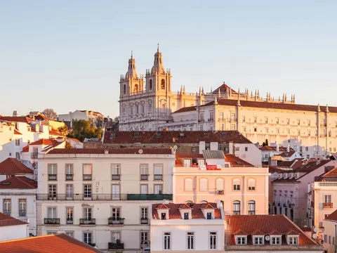 Vistas del barrio de Alfama con el Monasterio de São Vicente en Lisboa
