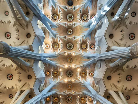Bóvedas interiores de la Sagrada Familia en Barcelona con diseño parabólico.