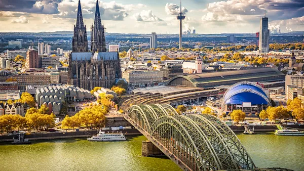 Vista aérea de Colonia, con el imponente puente Hohenzollern y la majestuosa catedral gótica.