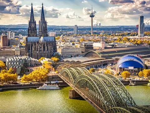 Vista aérea de Colonia, con el imponente puente Hohenzollern y la majestuosa catedral gótica.