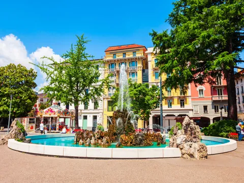 Plaza Añessando Manzoni excursión Lugano Bellagio paseo en barco Lago Como desde Como