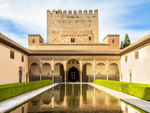 Patio de los Arrayanes y Torre de Comares en la Alhambra de Granada.
