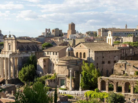 Vista de templos antiguos y edificios históricos en el Foro Romano