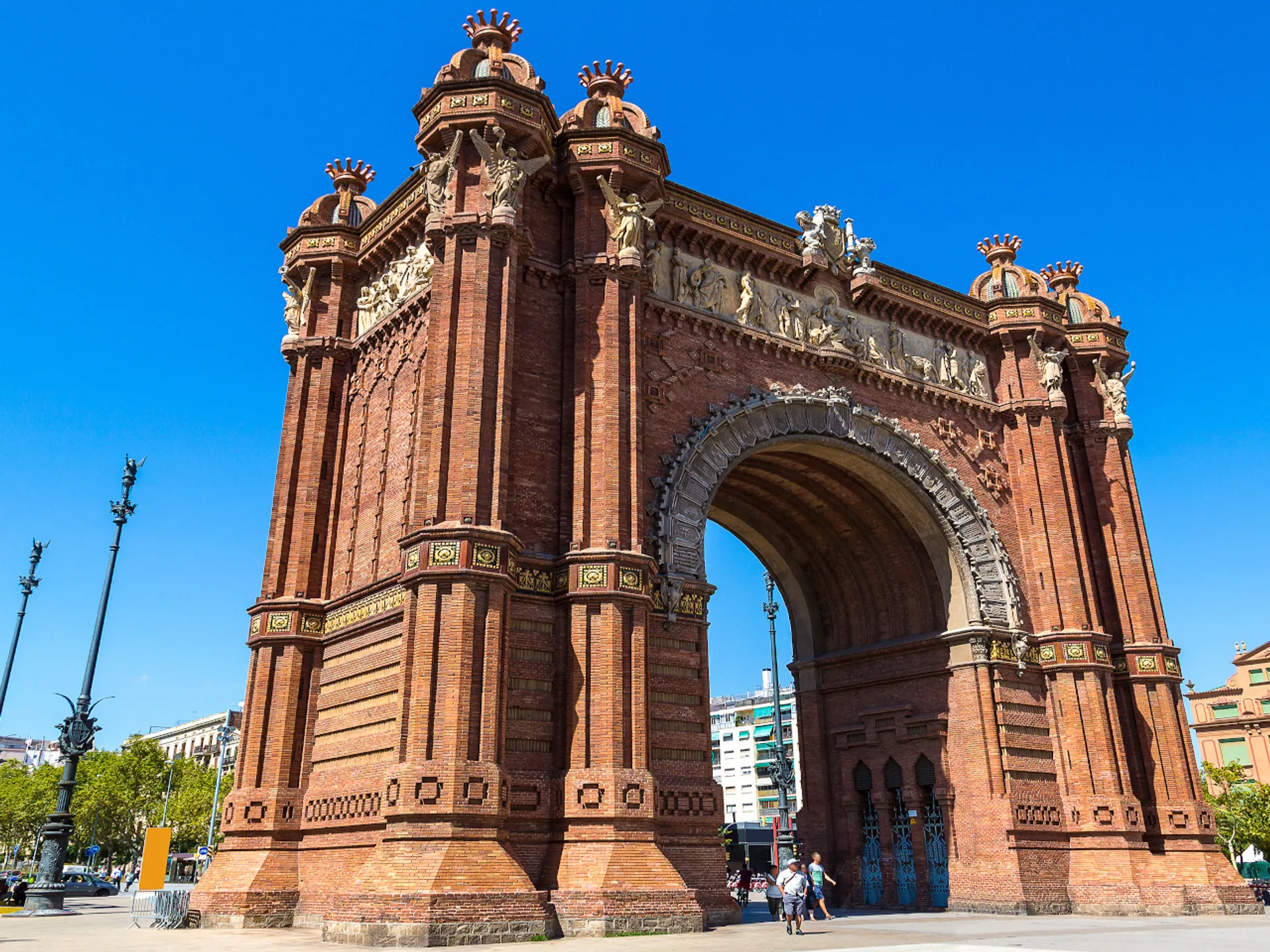 Vista del Arco de Triunfo de Barcelona - Arco de Triunfo de Barcelona - Qué ver en Barcelona - Guía de Viajes Barcelona - Buendía Tours