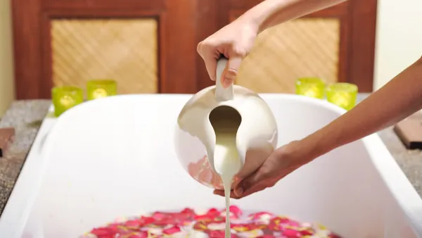 Baño de leche con pétalos de rosa en un hammam de Marrakech