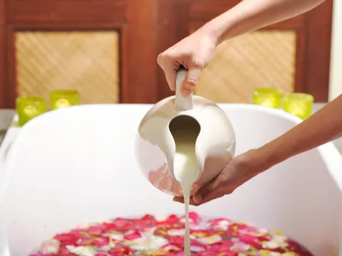 Baño de leche con pétalos de rosa en un hammam de Marrakech