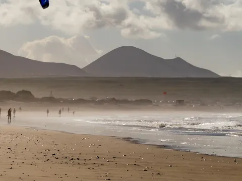 Clase privada de surf en la playa de Famara
