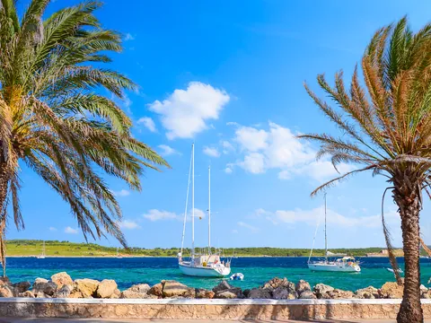 Paseo marítimo en Cala Fornells, Mallorca