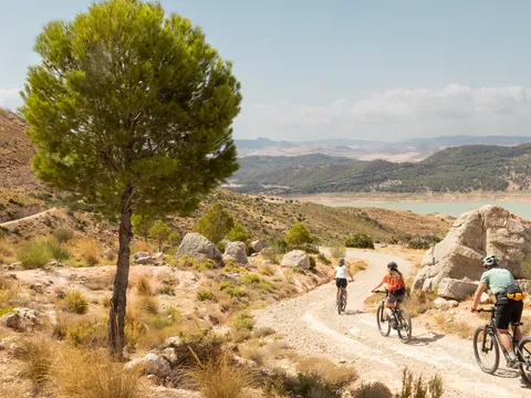 Ciclistas en ruta e-bike descendiendo hacia el pantano de El Chorro, Málaga