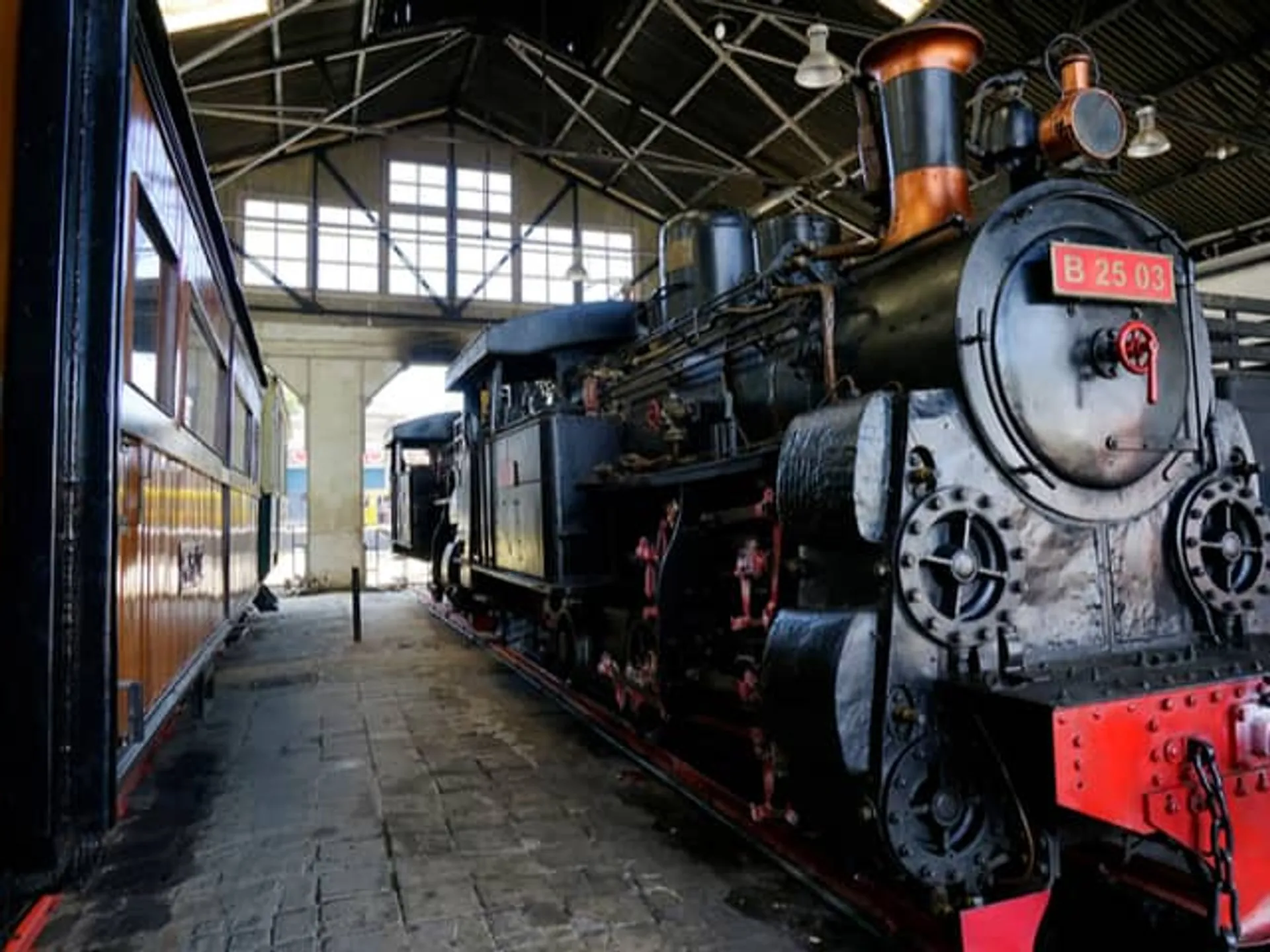 Locomotora clásica a vapor en el Museo del Ferrocarril de Asturias en Gijón-qué ver en Gijón-Museos en Gijón-Guías de Viaje Buendía Tours
