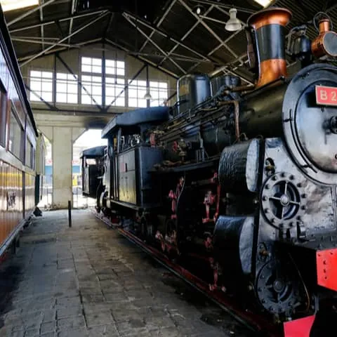 Locomotora clásica a vapor en el Museo del Ferrocarril de Asturias en Gijón-qué ver en Gijón-Museos en Gijón-Guías de Viaje Buendía Tours