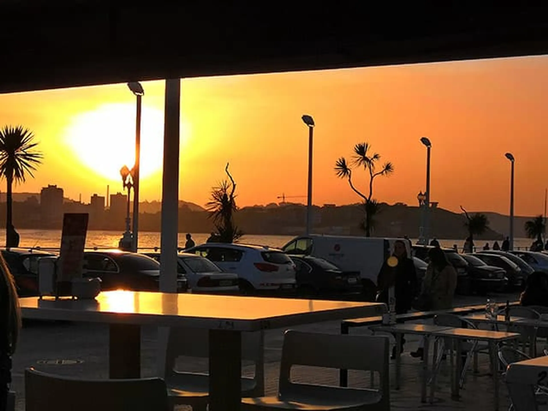 Terraza del centro de Gijón en verano-Las mejores terrazas de Gijón-Gijón de noche-Qué hacer en Gijón-Gijón de noche-Gijón-Guía de Viajes Buendía Tours