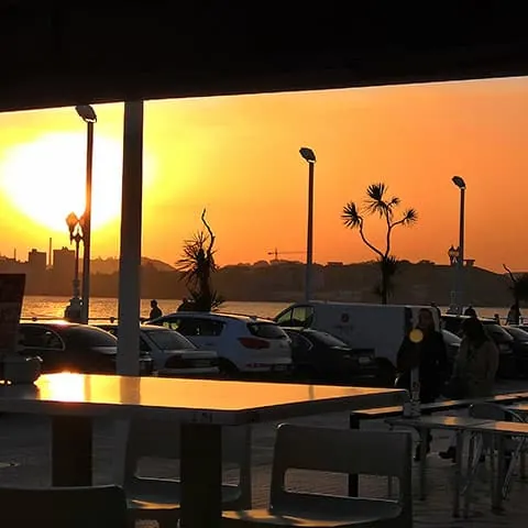Terraza del centro de Gijón en verano-Las mejores terrazas de Gijón-Gijón de noche-Qué hacer en Gijón-Gijón de noche-Gijón-Guía de Viajes Buendía Tours