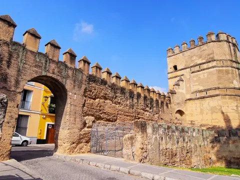 Murallas del barrio de la Macarena, con sus arcos y torres.
