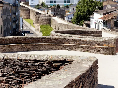 Las murallas nos marcarán el camino en este recorrido guiado, repleto de anécdotas y curiosidades.