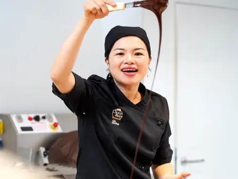 Maestro chocolatero haciendo una demostración de sus dotes culinarias.