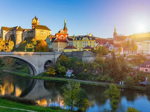 Castillo de Loket y puente sobre el río Ohře, República Checa.