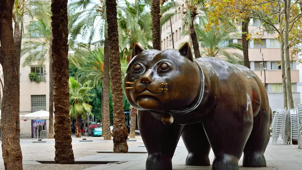 Escultura del Gato de Botero en La Rambla del Raval, Barcelona.