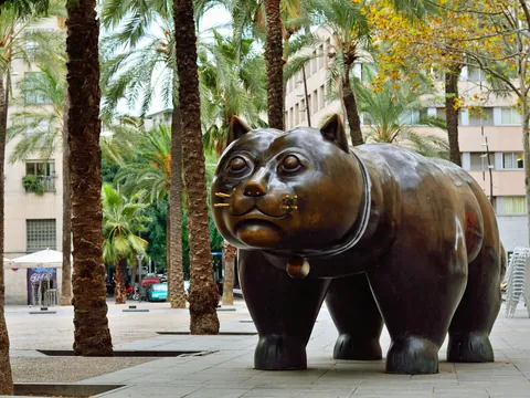 Escultura del Gato de Botero en La Rambla del Raval, Barcelona.