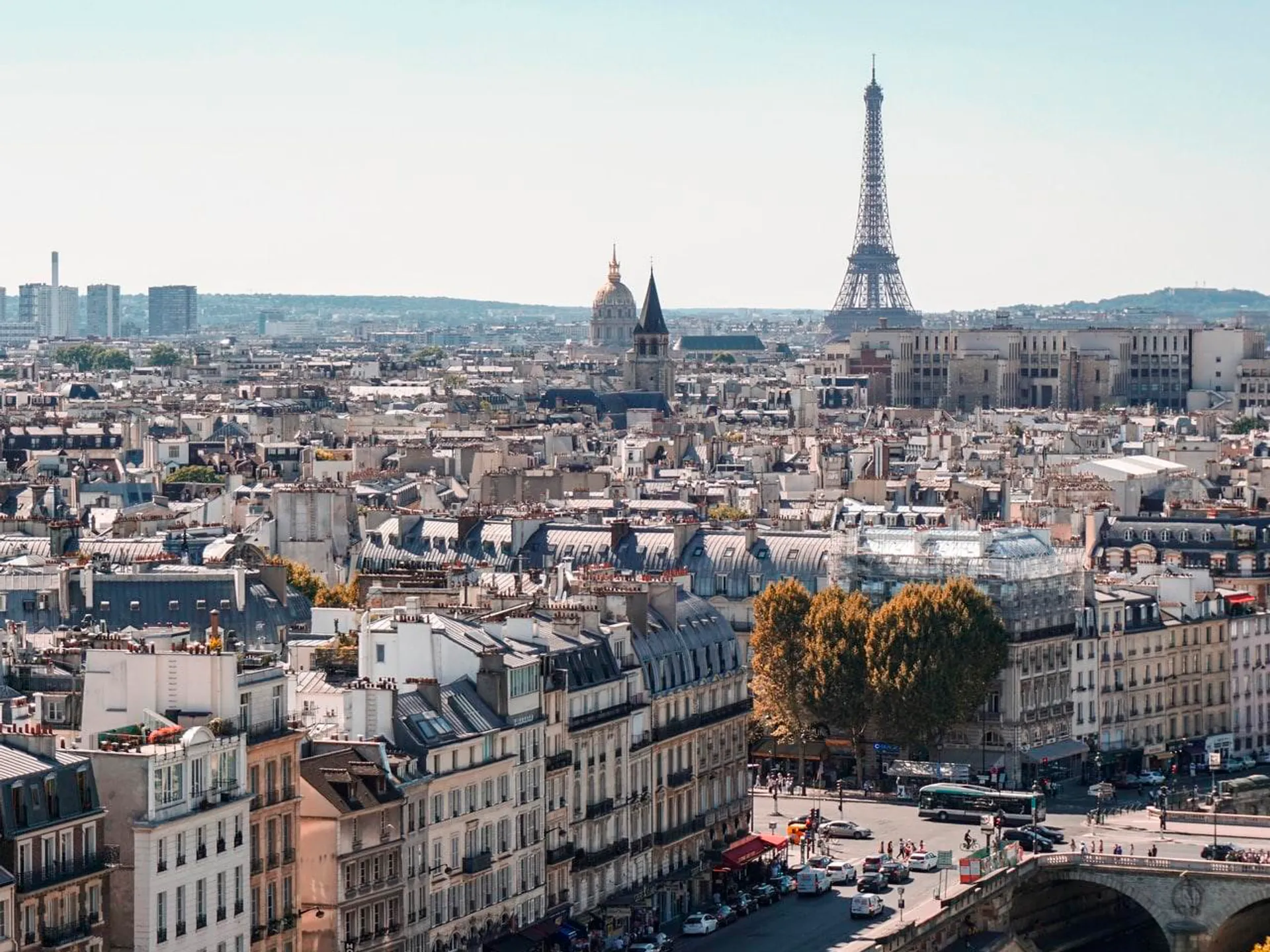 Vista panorámica de los techos de Paris con la Torre Eiffel de fondo - HOME París - Guía de Viajes París - Buendía