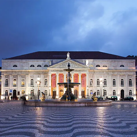 Plaza del Rossio en Lisboa con fuente y teatro