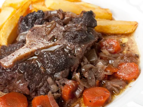 Rabo de toro - Comida típica de Sevilla - Comer en Sevilla - Guía de viaje Sevilla - Buendía Tours
