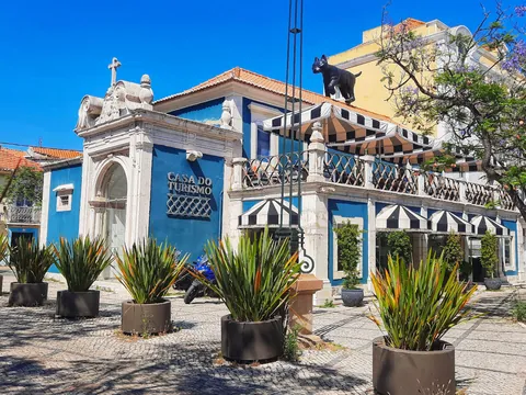 Fachada azul y blanca de la Casa de Turismo de Setúbal.
