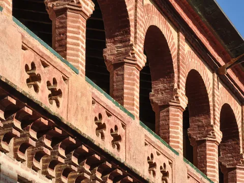 Detalle de los arcos del Monasterio de San Isidoro del Campo, que destacan por su elegante diseño .