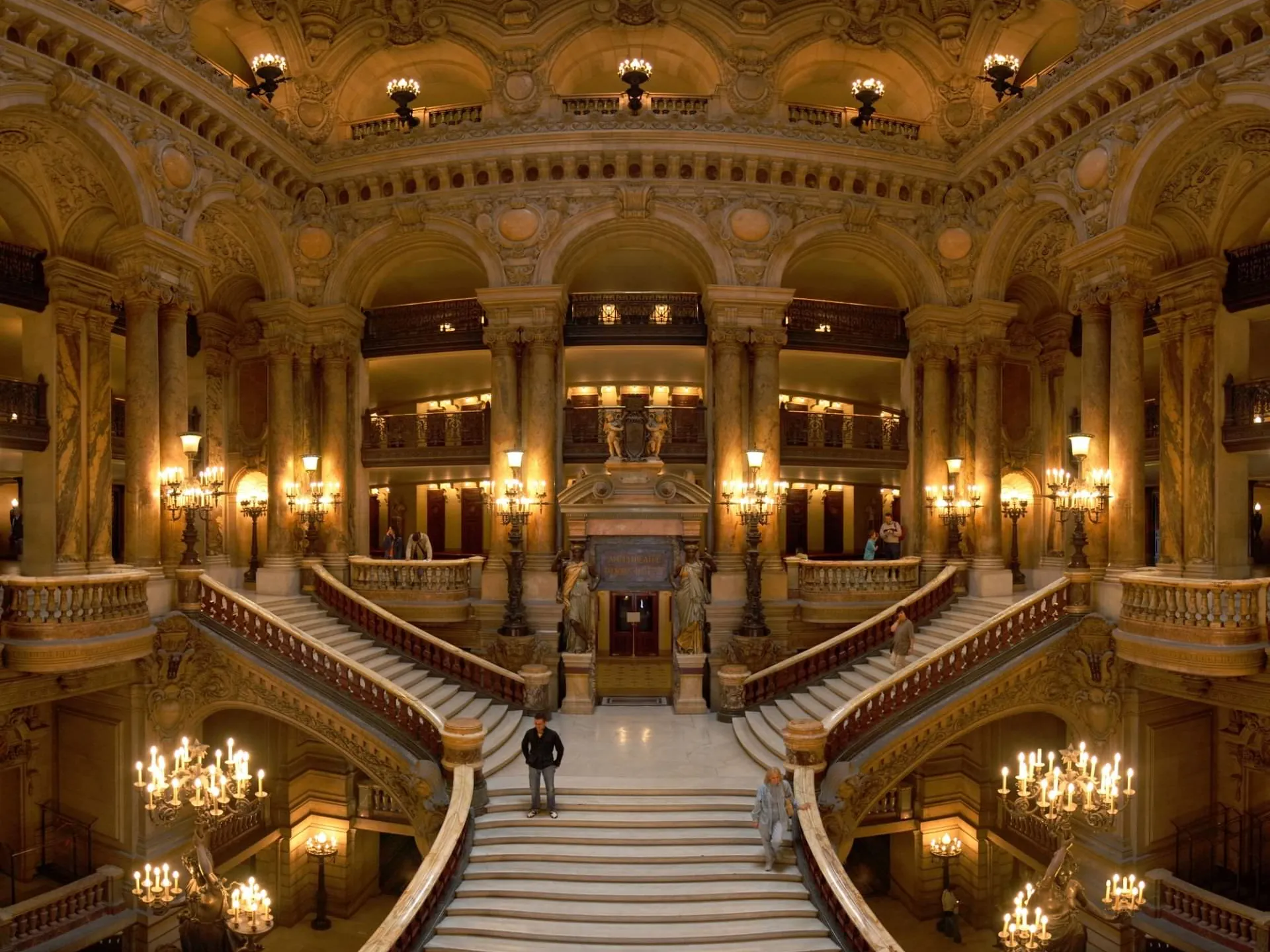 La Gran Escalera de la Ópera de París