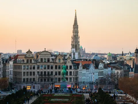 Vista panorámica del jardín Mont des Arts en Bruselas al atardecer.