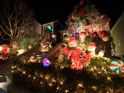 **Alt sugerido (73 caracteres):** Decoración navideña con muñecos de nieve en Dyker Heights, Brooklyn, Nueva York