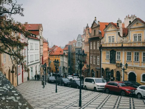 Calle empedrada con casas históricas del casco viejo de Praga, República Checa