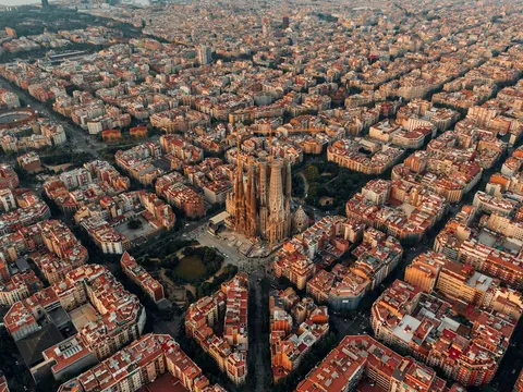 Vista aérea Sagrada Familia y Plan Cerdà en Barcelona