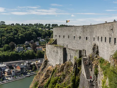 Muro y escaleras de la Ciudadela de Dinant, Bélgica, sobre el río Mosa.